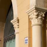 ...sorretti da pilastrini con fini capitelli e chiusi da vetrate
